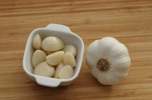 dientes de ajo pelados y cabeza