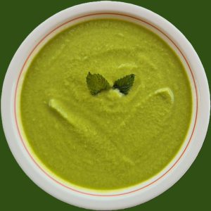 gazpacho verde emplatado con hojas de hierbabuena fresca