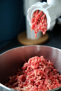 picar la carne en la carnicería
