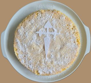 tarta de Santiago con azúcar glas y cruz
